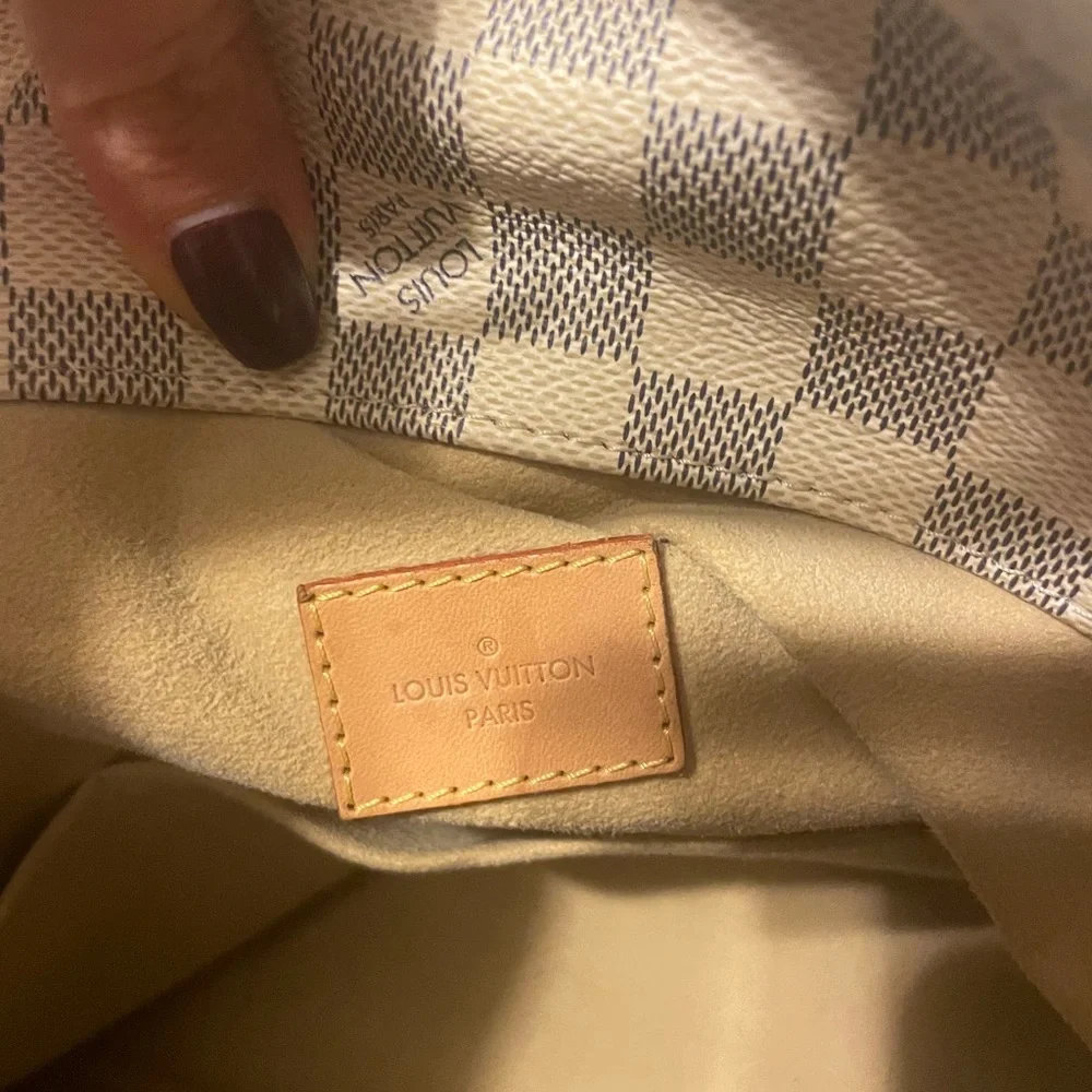 Louis Vuitton Artsy MM bag. Barely used!! - Picture 8 of 17